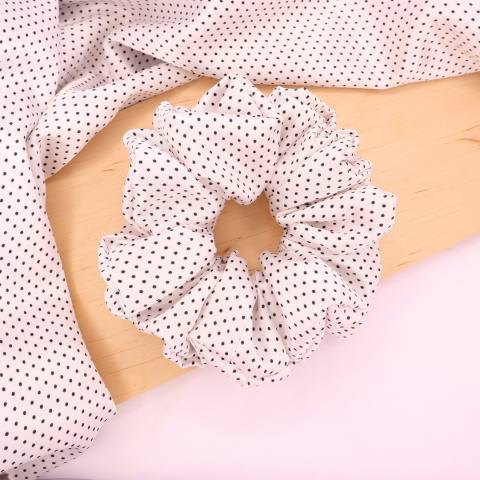 Gumka do włosów - scrunchie L biała w czarne kropki