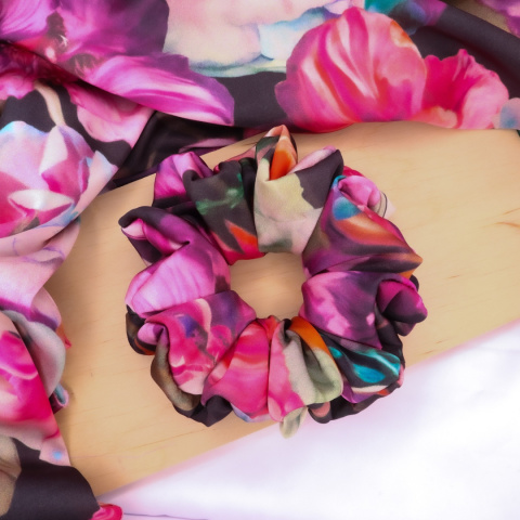 Gumka do włosów - scrunchie L czarna w kwiaty Gumka do włosów - scrunchie L czarna w kwiaty