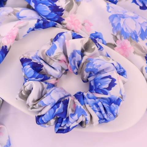 Gumka do włosów - scrunchie L niebieskie kwiaty Gumka do włosów - scrunchie L niebieskie kwiaty