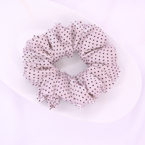 Gumka do włosów - scrunchie M biała w czarne kropki Gumka do włosów - scrunchie M biała w czarne kropki