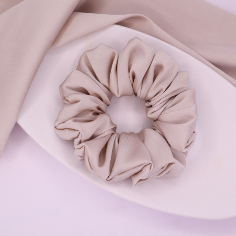 Gumka do włosów - scrunchie M chłodny beż Gumka do włosów - scrunchie M chłodny beż
