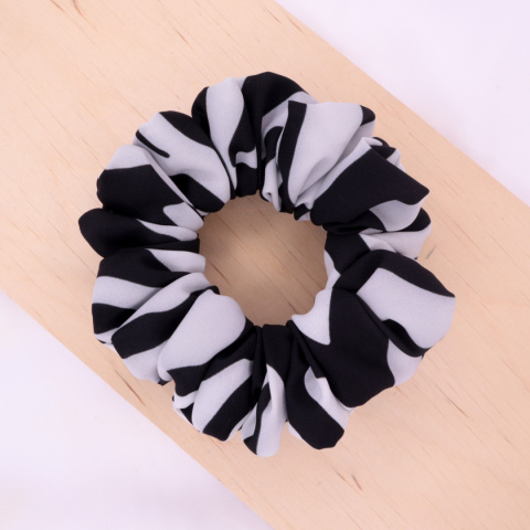 Gumka do włosów - scrunchie M czarna zebra Gumka do włosów - scrunchie M czarna zebra