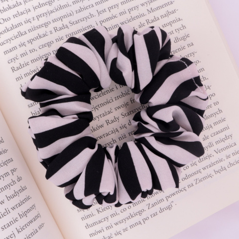 Gumka do włosów - scrunchie M czarno białe paski