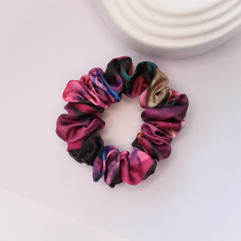 Gumka do włosów - scrunchie S czarna w kwiaty Gumka do włosów - scrunchie S czarna w kwiaty