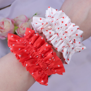 Gumka do włosów scrunchie z falbanką czerwona w serduszka