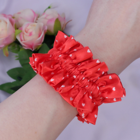 Gumka do włosów scrunchie z falbanką czerwona w serduszka Gumka do włosów scrunchie z falbanką czerwona w serduszka