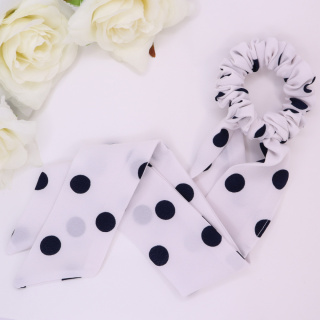 Gumka do włosów - scrunchie ze wstążką biała w kropki