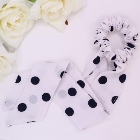Gumka do włosów - scrunchie ze wstążką biała w kropki Gumka do włosów - scrunchie ze wstążką biała w kropki
