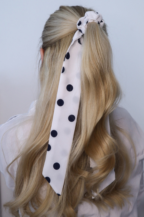 Gumka do włosów - scrunchie ze wstążką biała w kropki Gumka do włosów - scrunchie ze wstążką biała w kropki