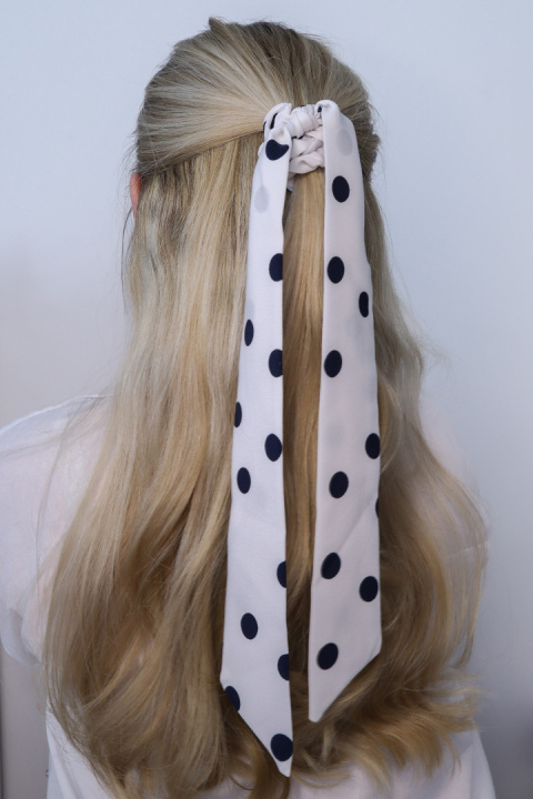 Gumka do włosów - scrunchie ze wstążką biała w kropki Gumka do włosów - scrunchie ze wstążką biała w kropki