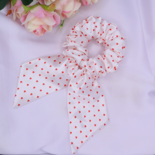 Gumka do włosów z uszkami scrunchie biała w serduszka