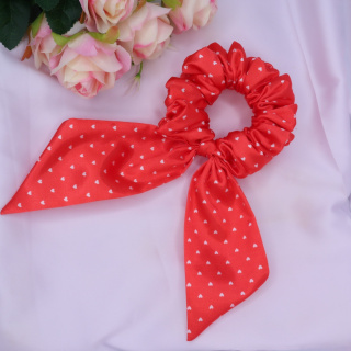 Gumka do włosów z uszkami scrunchie czerwona w serduszka