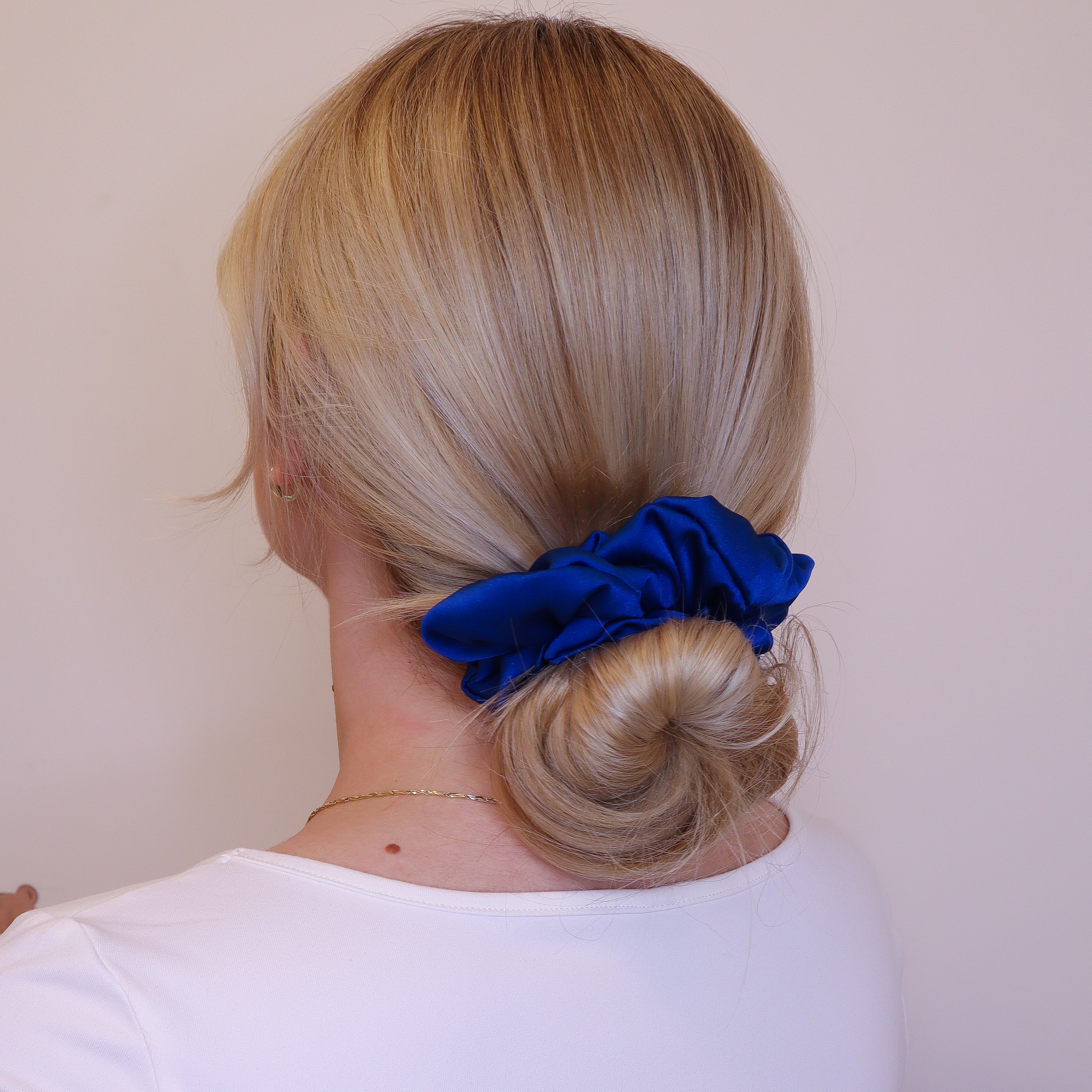 Satynowe gumki do włosów - scrunchie poznaj ich właściwości